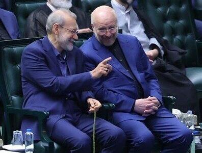 عکس خبرساز از خوش و بش قالیباف و لاریجانی در حاشیه مراسم افتتاحیه مجلس