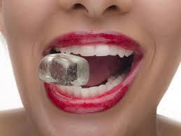 چرا برخی به جویدن یخ عادت دارند؟ دندانپزشکان چه می‌گویند؟