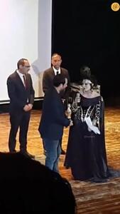 (ویدئو) لحظه تجلیل از مصطفی زمانی در جشنواره فیلم الجزایر