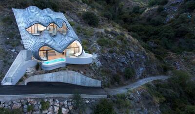 (تصاویر) خانه‌ای روی صخره؛ یک ساخت و ساز خلاقانه روی شیب 42 درجه!