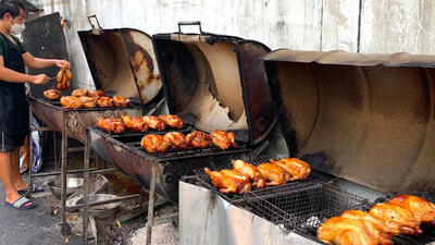 (ویدئو) غذای خیابانی در تایلند؛ پخت مرغ کبابی مخصوص در خیابان های بانکوک