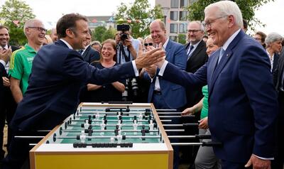 (ویدئو) فوتبال دستی بازی کردن مکرون با رئیس جمهور آلمان