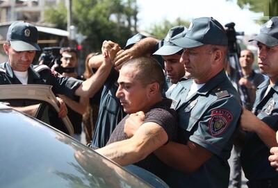 پلیس ارمنستان بیش از ۱۰۰ نفر از مخالفان پاشینیان را بازداشت کرد