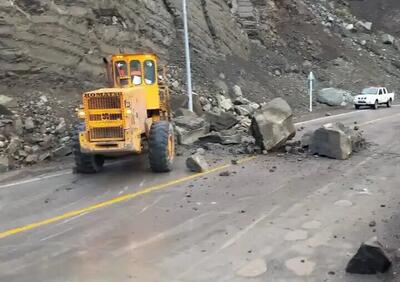 سقوط سنگ در جاده کندوان به تعدادی از خودروها خسارت زد