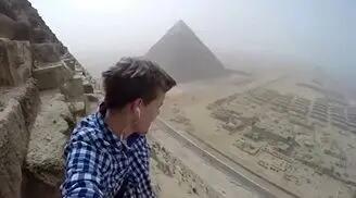 بالا رفتن گردشگر آلمانی از اهرام مصر + فیلم