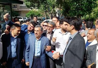 حضور احمدی نژاد و تعدادی از طرفدارانش در میدان ۷۲ نارمک/ تهران