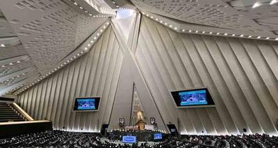 تصویر جای خالی شهید جمهور و وزیر امورخارجه درافتتاحیه مجلس دوازدهم