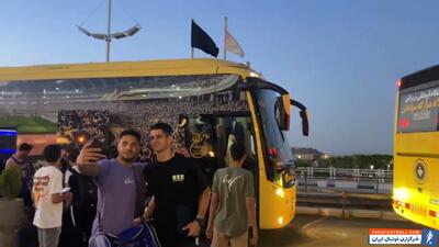 ورود تیم سپاهان به هتل محل اقامت خود در اراک - پارس فوتبال | خبرگزاری فوتبال ایران | ParsFootball