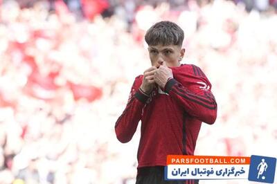 گارناچو جام قهرمانی منچستریونایتد را در آغوش گرفت و به خواب ناز رفت! / عکس - پارس فوتبال | خبرگزاری فوتبال ایران | ParsFootball