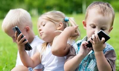 ۱۱ پیامد استفاده از تلفن همراه در سلامت کودکان | مراقب استفاده بیش از حد کودکان خود از تلفن همراه باشید!