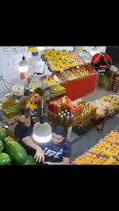 فیلم عجیب سرقت از میوه فروشی توسط یک زن و مرد