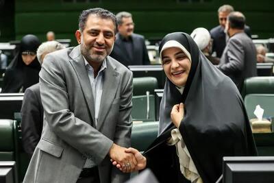 دست دادن دو نماینده مجلس زن و مرد در افتتاحیه