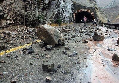 سقوط سنگ در جاده کندوان - تسنیم