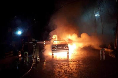 راننده ‌‌پژو پارس در میان شعله‌های آتش