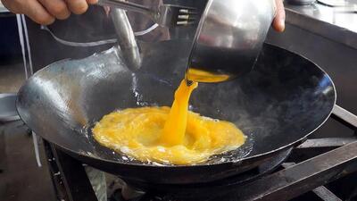 غذای خیابانی در تایلند؛ پخت برنج سرخ شده محبوب با تخم مرغ (فیلم)