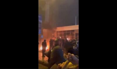 کنسولگری اسرائیل در استانبول در پی اعتراض به کشتار در رفح به آتش کشیده شد (فیلم)