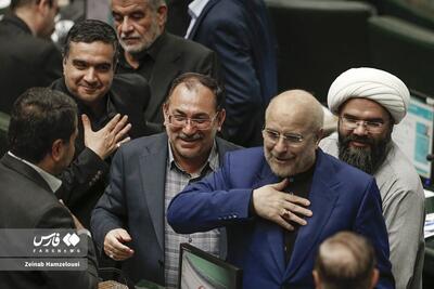 عکس | ادای احترام متفاوت قالیباف در صحن علنی مجلس - عصر خبر