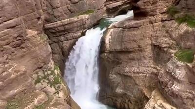 قطعا با دیدن این آبشار جذاب حیرت زده خواهید شد + ویدیو