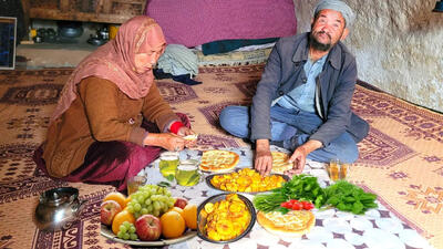 (ویدئو) پخت خورشت کدو و سیب زمینی توسط زوج مسن افغان در غار