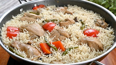 (ویدئو) پخت یک غذای عربی با مرغ و برنج به روش آشپز قطری