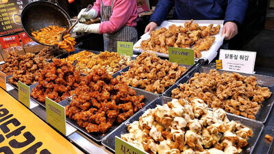 (ویدئو) غذای خیابانی در کره؛ پخت مرغ سوخاری و تند در خیابان های سئول