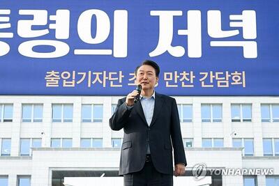 (تصاویر) عکس‌های متفاوت رئیس جمهور کره درحال آشپزی