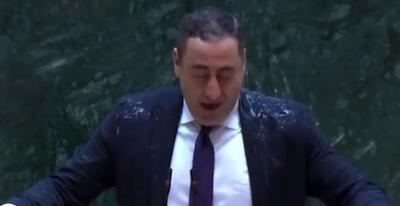 پاشیدن آب بر صورت نماینده اپوزیسیون در پارلمان گرجستان/ ویدئو