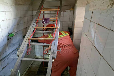 نجات مردی از  درون چاه حمام