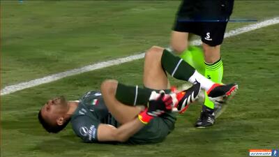 لحظه مصدومیت حسینی دروازه‌بان استقلال - پارس فوتبال | خبرگزاری فوتبال ایران | ParsFootball