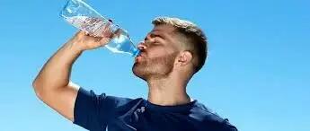 بهترین زمان‌ها برای نوشیدن آب | علائم کاهش سطح آب بدن را بشناسید