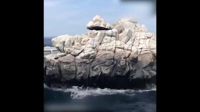 فیلم جالب از قایق نامرئی که خود را به شکل صخره در می آورد