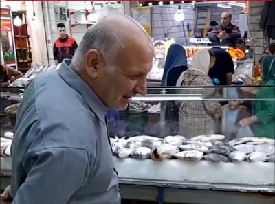 تسلط خارق العاده ماهی فروش در مکالمه انگلیسی با مشتری خارجی‌اش | رویداد24
