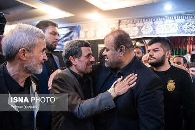 پوشش احمدی نژاد در مراسم‌های ختم؛ چرا مشکی نمی‌پوشد؟