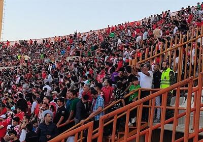 استقبال از بیرانوند با لیزر و سرود قهرمانی هواداران پرسپولیس - تسنیم