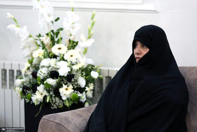 تصاوی جدید و غم انگیز از جمیله علم الهدی و دخترانِ عزادارش در حضور عروس امام