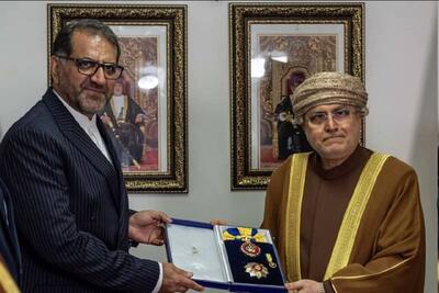 اهدا مدال «النعمان» توسط سلطان عمان به یک ایرانی+عکس
