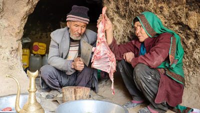 (ویدئو) پخت خورشت گوشت و سیب زمینی به سبک زوج مسن افغان در غار