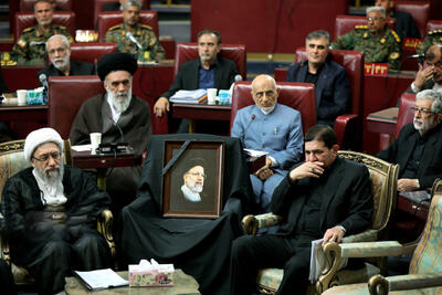 چهره های غمگین در مراسم بزرگداشت شهید رئیسی در مجمع تشخیص مصلحت + تصاویر | از محسن رضایی تا مصطفی میرسلیم