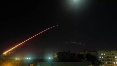 مقابله پدافند هوایی ارتش سوریه با اهداف متخاصم در آسمان «حمص»