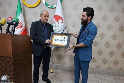 کوهنورد افتخار آفرین پرچم به اهتزاز در آمده ایران و امام رضا (ع) در اورست را تقدیم موزه ملی ورزش کرد
