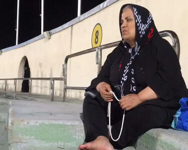 ویدیو| مادر استقلالی دست به تسبیح شد