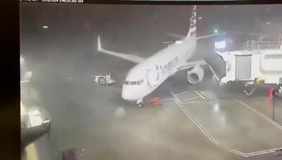 دور شدن هواپیمای بوئینگ 737-800 خطوط هوایی آمریکا از گیت به دلیل بدی آب و هوا