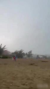 فیلم برخورد صاعقه به سه کودک خردسال در ساحل