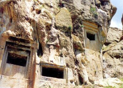 دیوارنویسی روی آثار باستانی دوره هخامنشی! | رویداد24