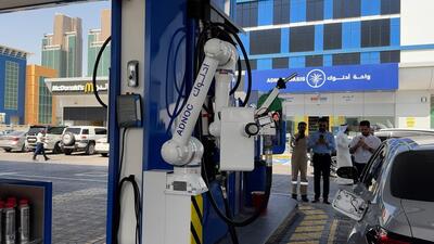 پمپ بنزین رباتیک با هوش مصنوعی در ابوظبی امارات (فیلم)