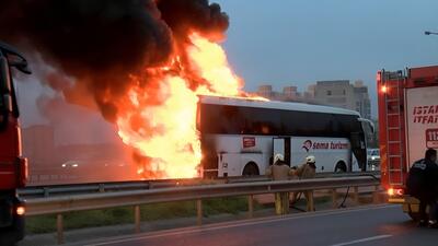 آتش‌سوزی یک اتوبوس عمومی وسط اتوبان (فیلم)