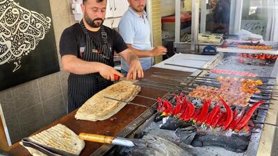 غذای خیابانی در ترکیه؛ پخت کباب کوبیده، چنجه و جوجه در استانبول (فیلم)