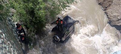 اولین تصاویر از سقوط یک پرادو به رودخانه کرج