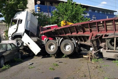 زیر گرفتن ۱۳ خودرو سواری توسط کامیون در مشهد!