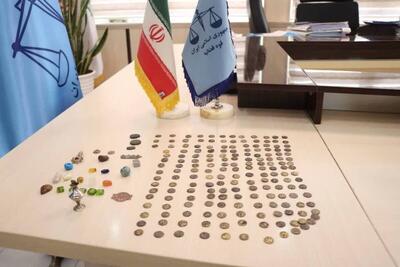 کشف ۱۷۹ قطعه سکه طلا و اقلام فرهنگی ارزشمند تاریخی در استان آذربایجان غربی
